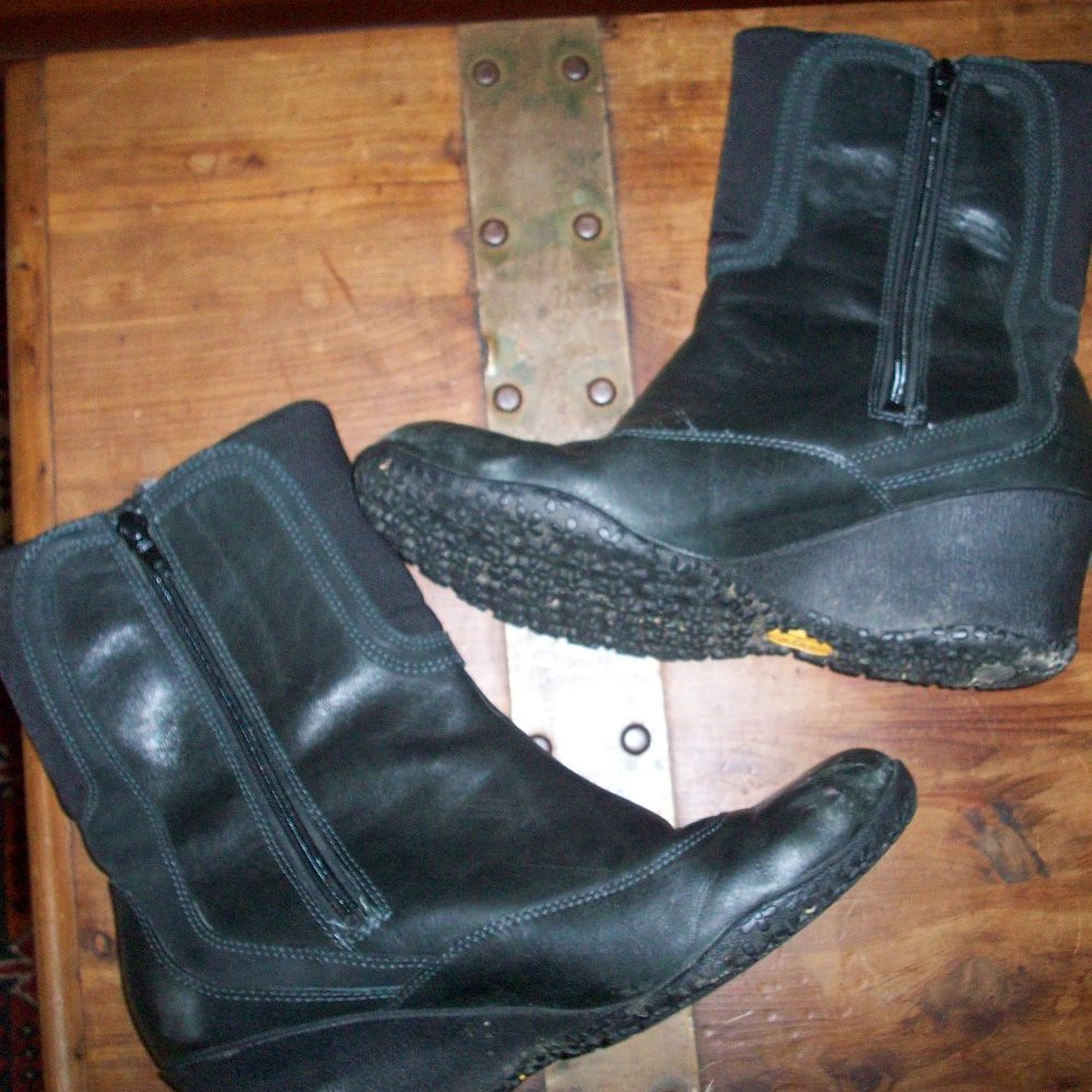 Black Leather Wedge Heel Boots Wisteria Merrell textured Vibram soles Size 7.5 *